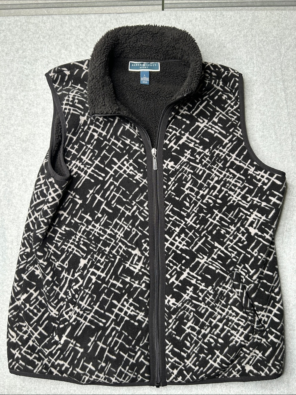 Karen Scott‎ Black & White Abstract Crosshatch Fleece Vest